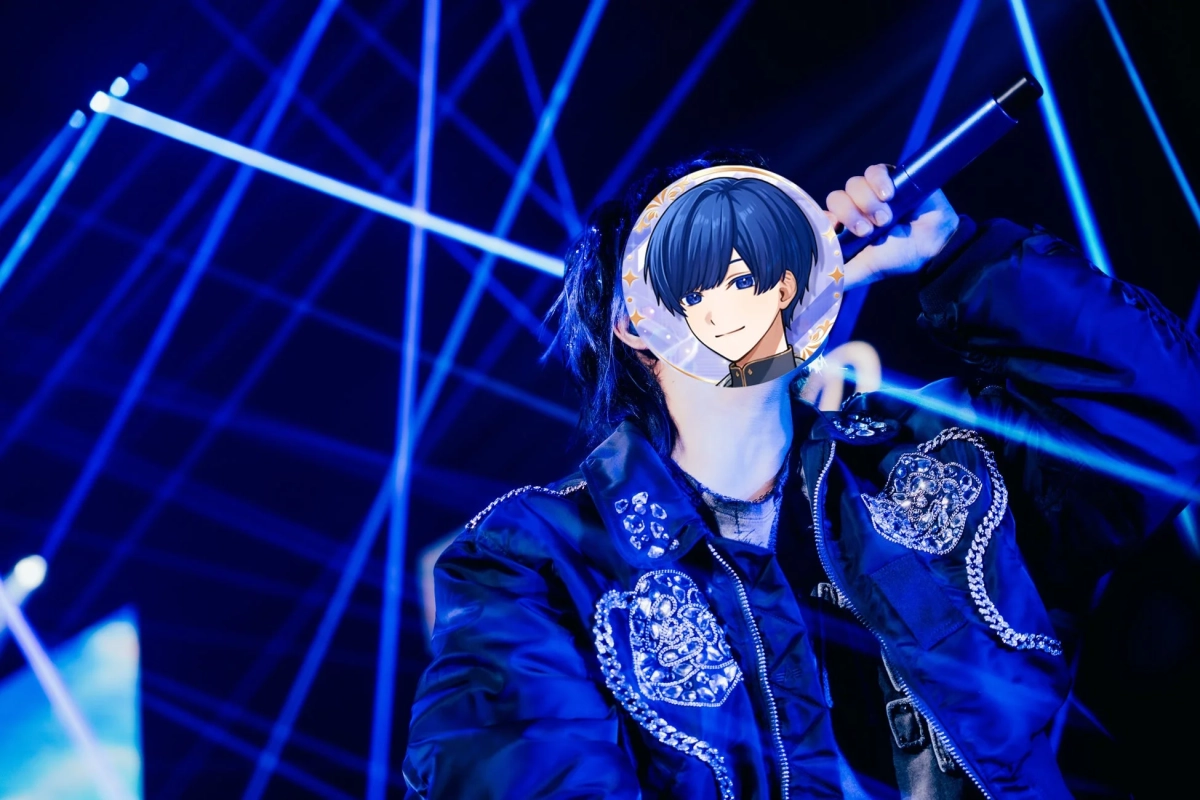 青いレーザー光線が交錯するステージで、マイクを握るIfさんの様子