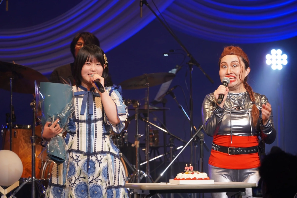 誕生日ケーキとキンタロー。さん、池田裕楽さん