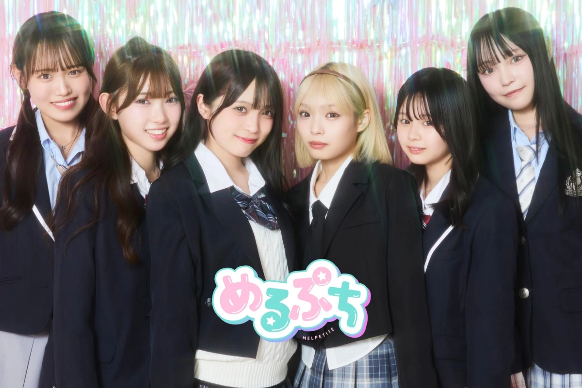 制服姿の6人の若い女性たちが、ピンクのキラキラした背景の前で笑顔でポーズをとっている集合写真