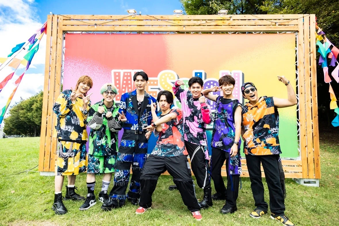 WEST.のカラフルな背景でのショット