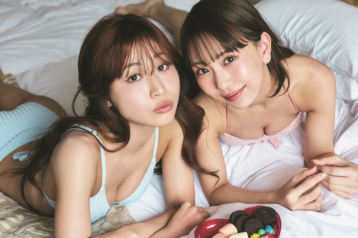 ベッドに横たわる二人組の女性