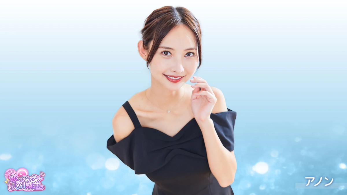 水色の背景をバックに、黒いオフショルダードレスを着た笑顔の女性のポートレート