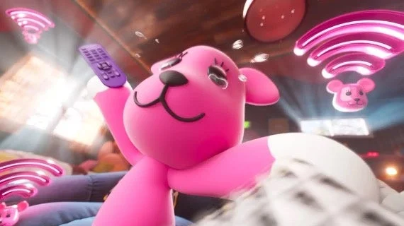 ピンクの犬のようなキャラクター「感動モモ」