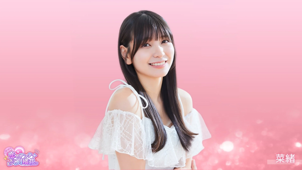 ピンクの背景をバックに、白いオフショルダーのドレスを着た若い女性が明るい笑顔