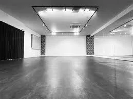 広々としたモダンなスタジオの内部