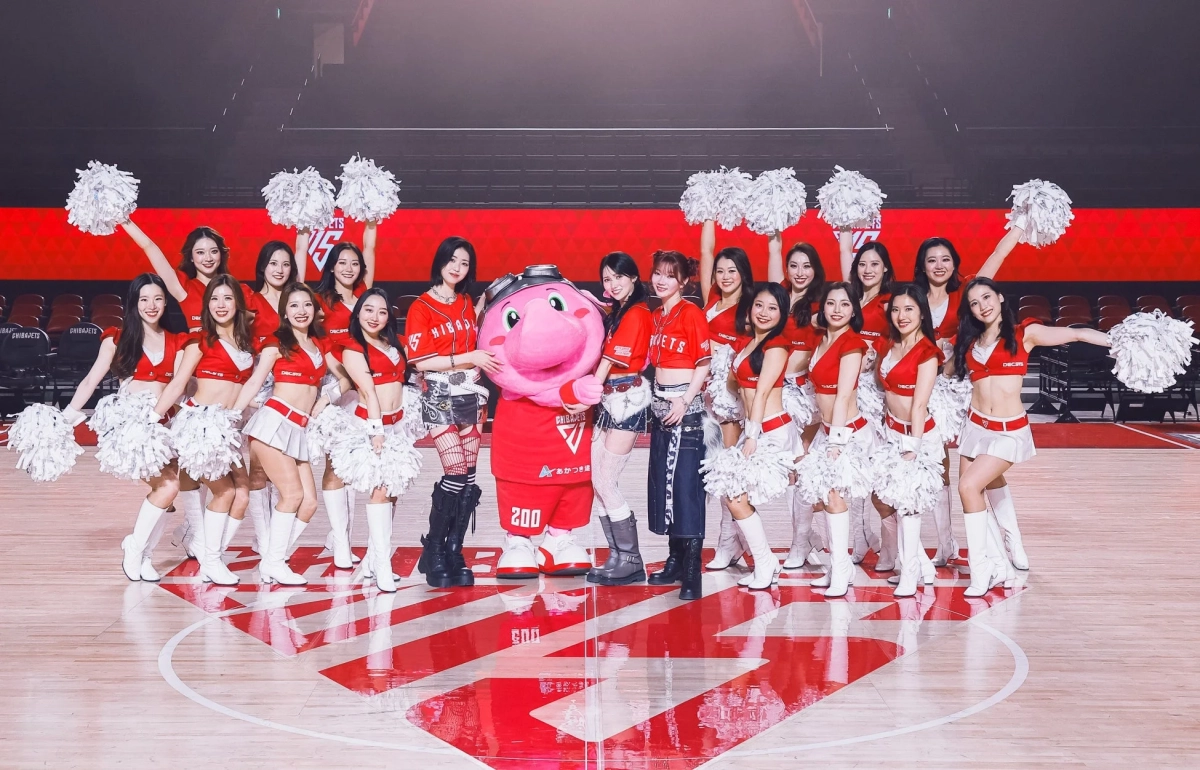 チアリーダーとマスコットの集合写真