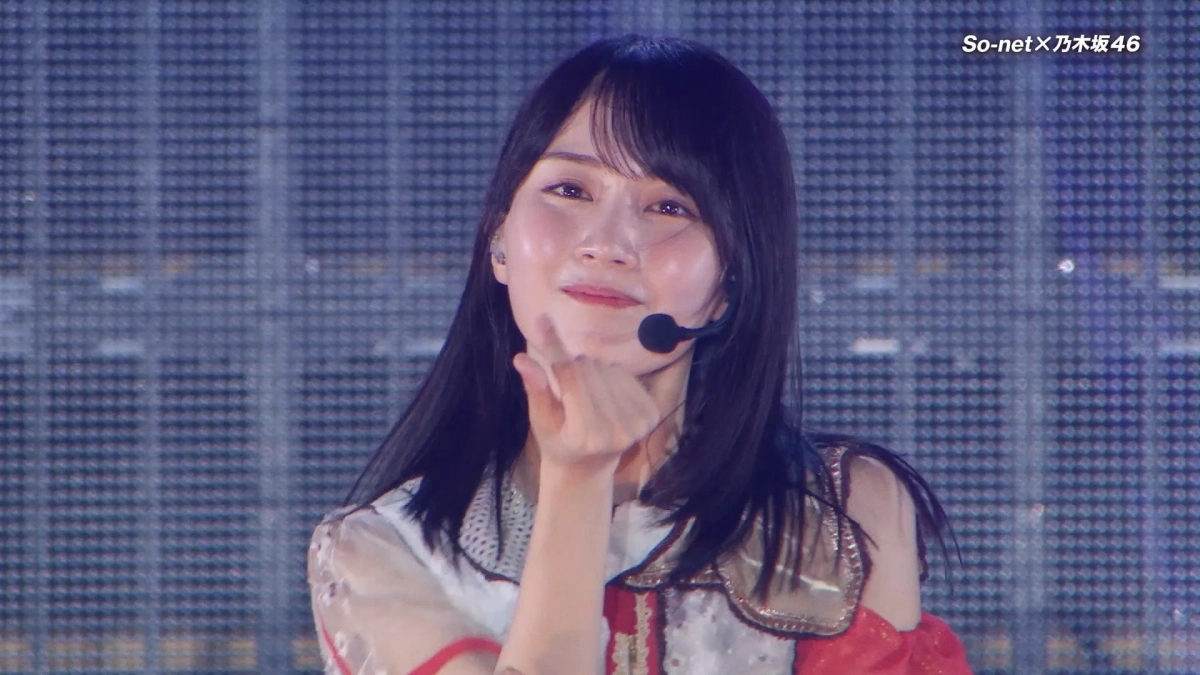 乃木坂46のメンバーがステージで歌唱中