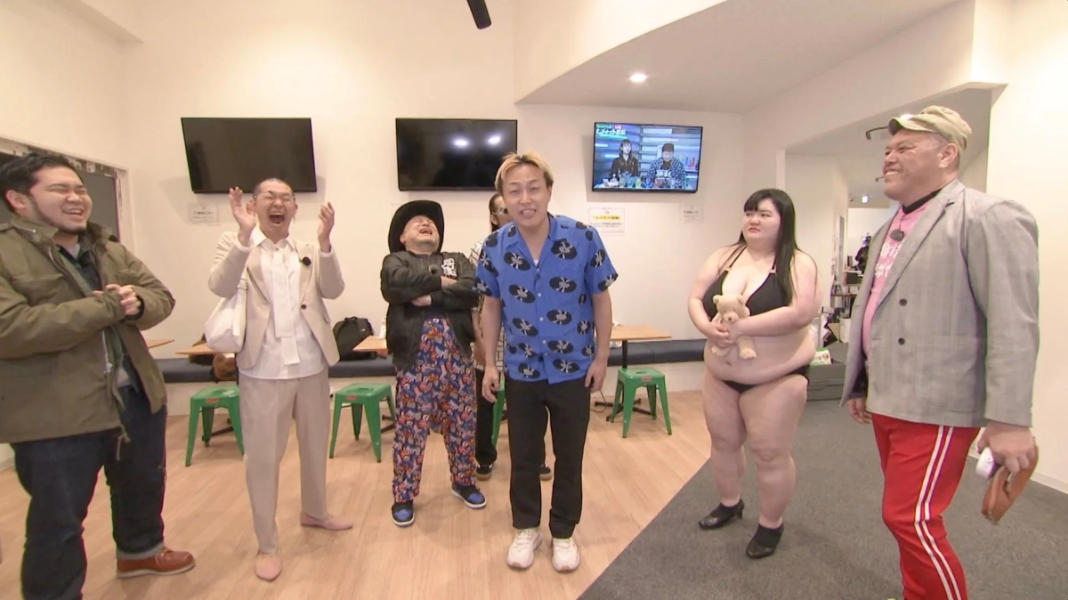 複数の男女が室内で楽しそうにしているバラエティ番組の収録風景