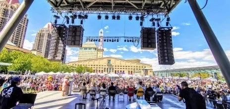 屋外のステージで大規模なイベントが開催されている様子