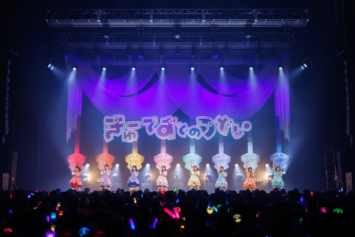 光り輝くステージでパフォーマンスするCUTIE STREET