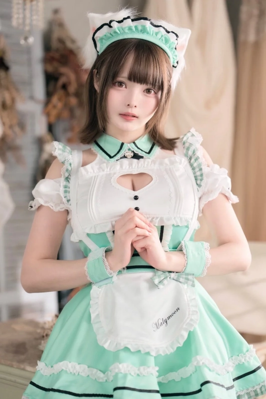 ミントグリーンのメイド服と猫耳を身につけた女性