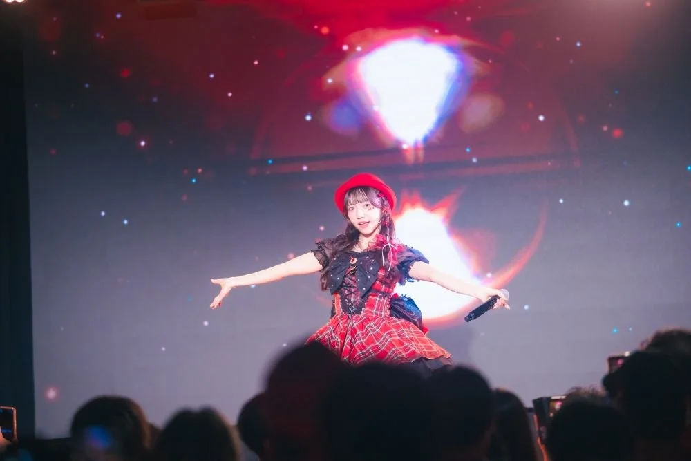 ステージでパフォーマンスする萩田こころ