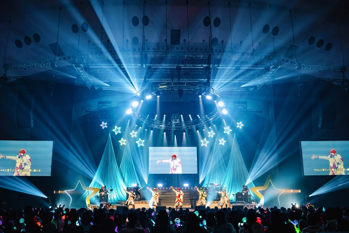 青い照明のステージでパフォーマンスする「すたぽら」