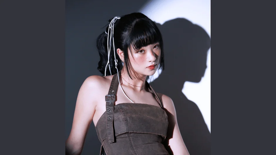 ホルターネックのトップスを着用した若い女性のポートレート