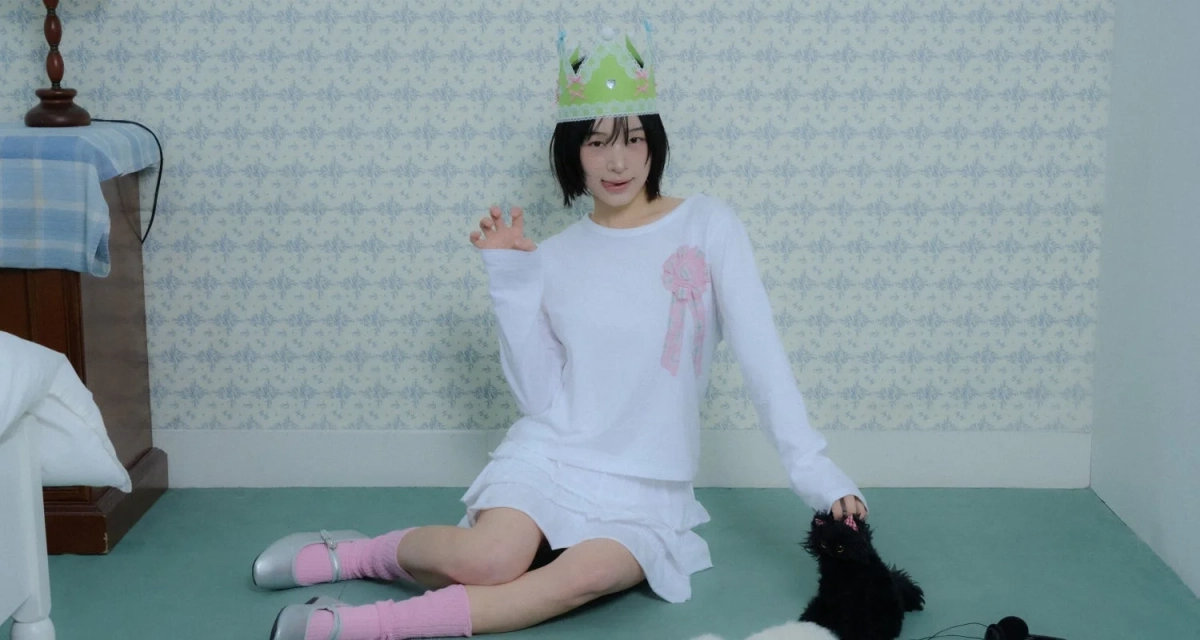 可愛らしい雰囲気でポーズをとる女性