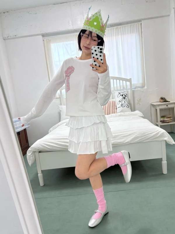 鏡越しに自撮りする女性