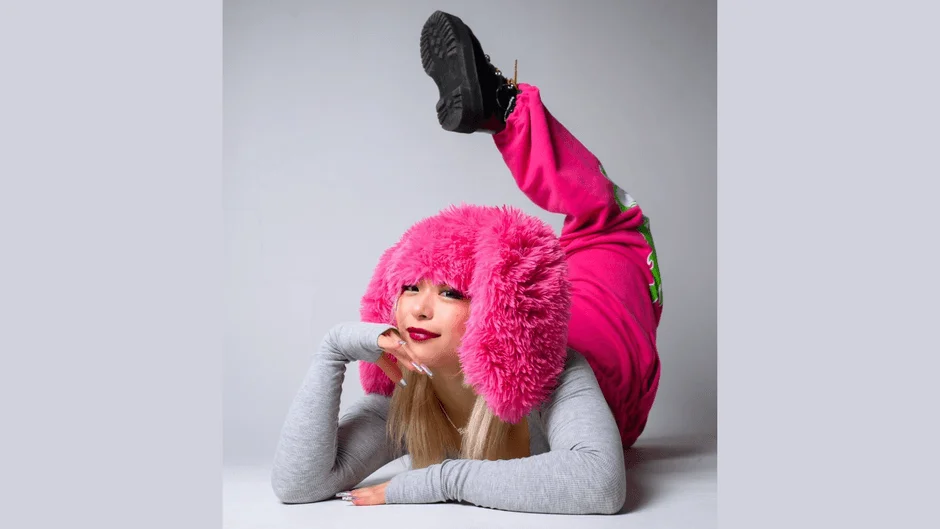 ピンクのファーフードとパンツを着用した女性のポートレート