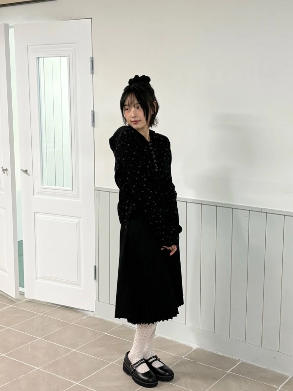 黒いパーカーとスカートを着用した女性