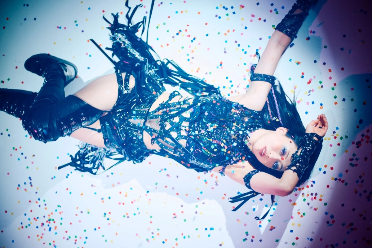 カラフルな紙吹雪の中で横たわる上谷沙弥選手