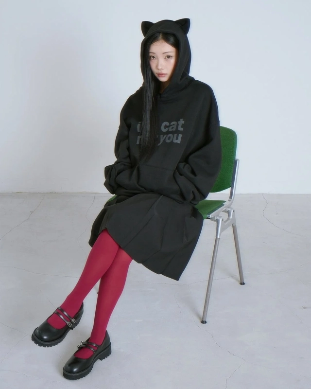 猫耳付きパーカーを着用した女性