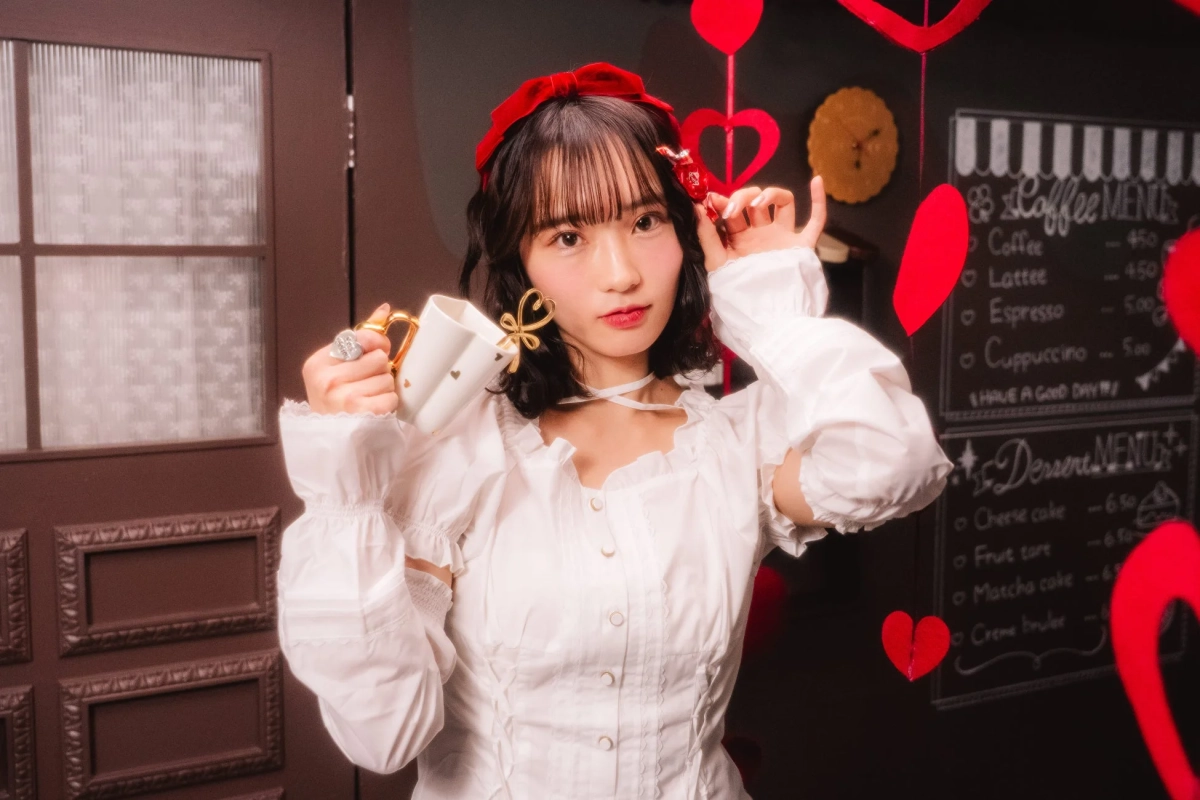 マグカップを持つメンバー