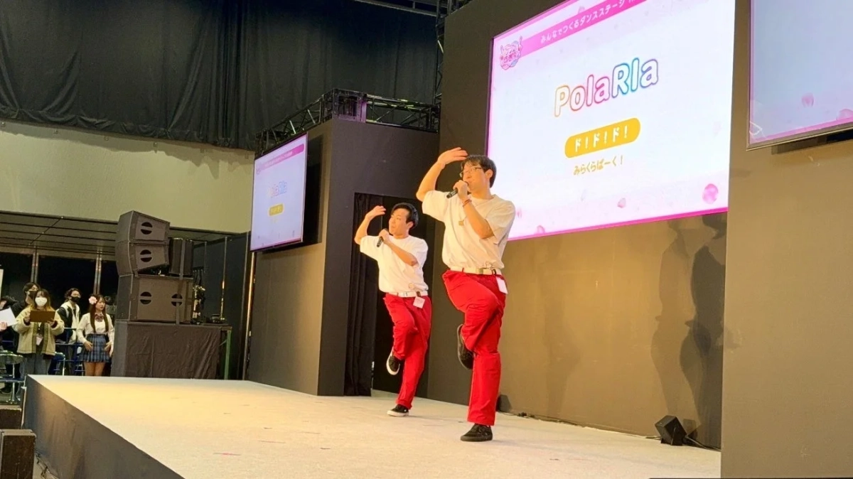 ダンスステージ