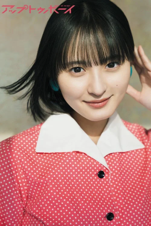 遠藤さくら 赤いドット柄シャツ