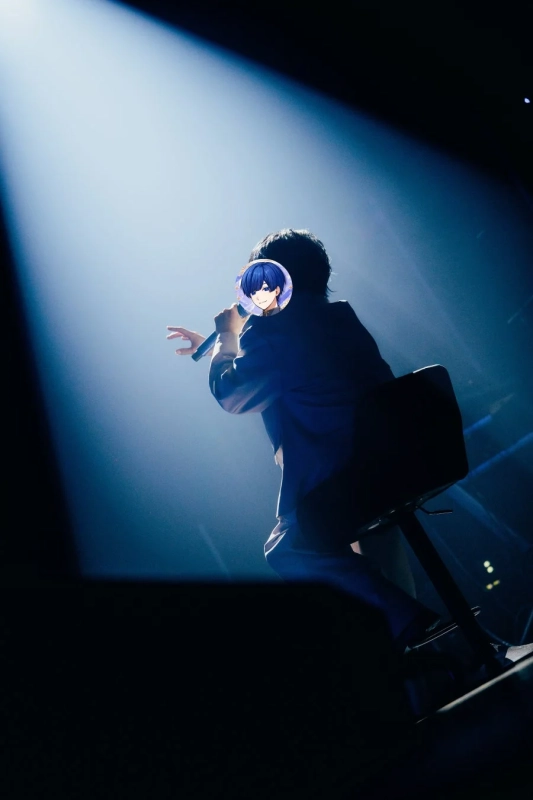 暗いステージの上でスポットライトを浴びるIfさんの様子