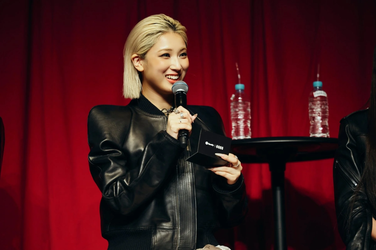 ステージで話すHANAメンバー