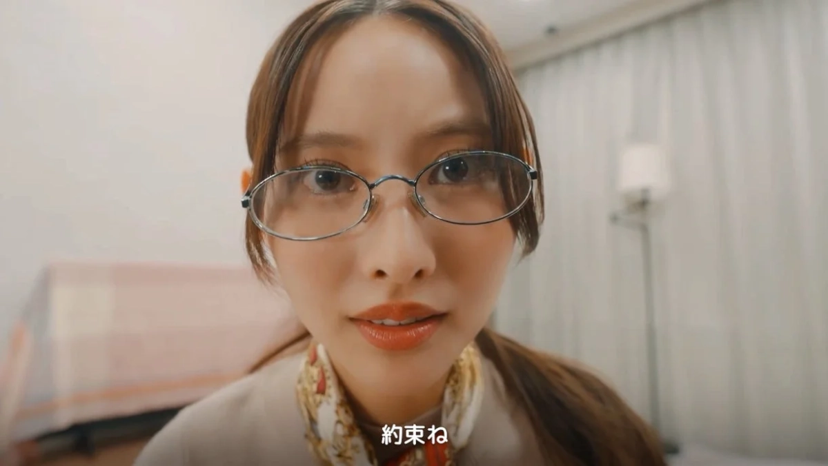 眼鏡をかけた女性がカメラに顔を近づけている