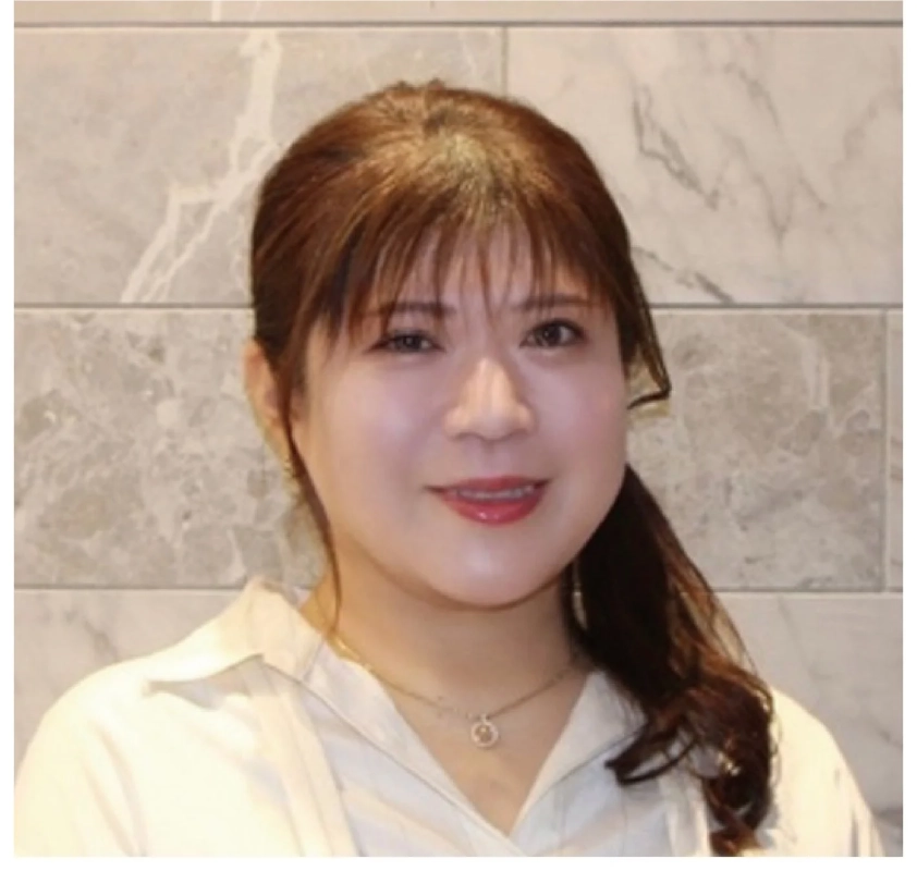 女性,ポートレート,笑顔,茶髪,シャツ,ネックレス,タイル壁