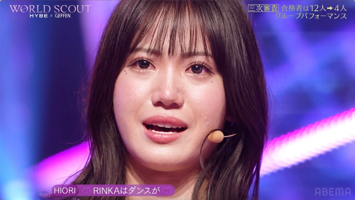 感動する指原莉乃とHIORI