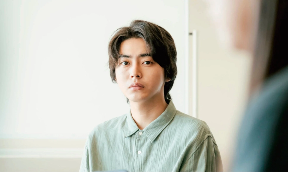 水色のシャツを着た男性