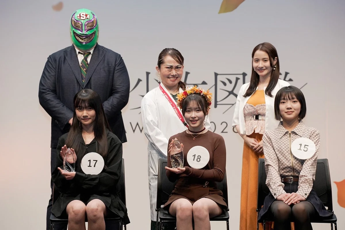 授賞式での受賞者とMC