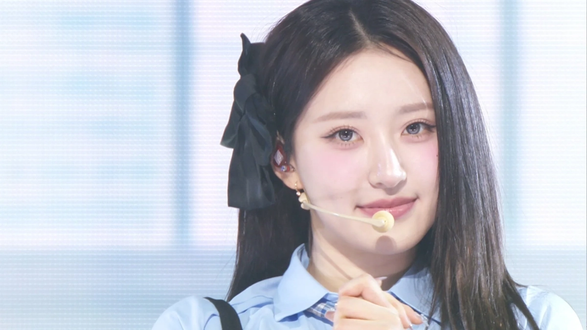 ステージ上でヘッドセットを装着した女性アイドル