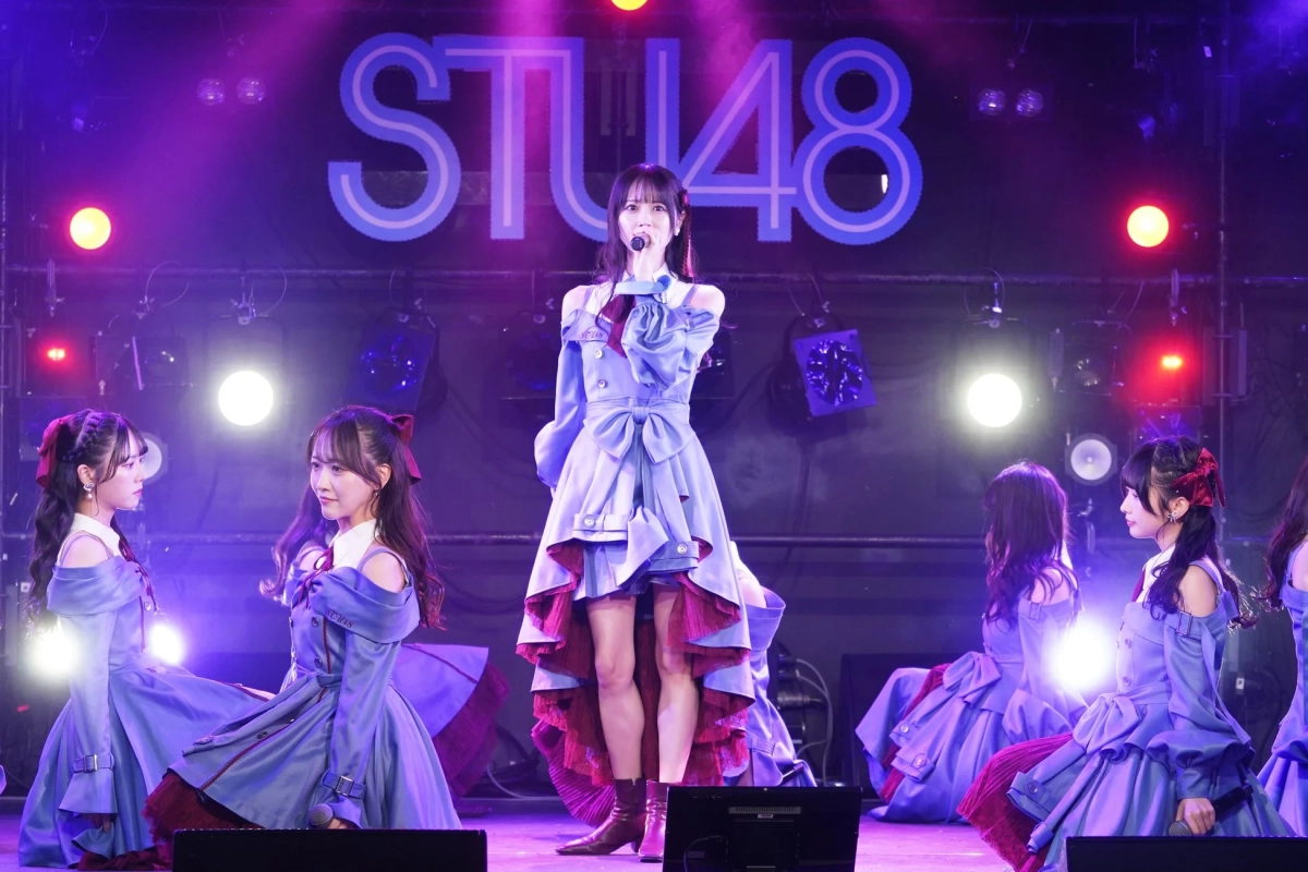 ステージでパフォーマンスするSTU48
