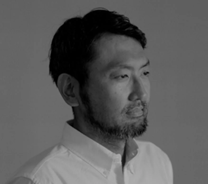 男性,アジア人,白シャツ,髭,モノクロ,ポートレート,横顔,真面目,人物