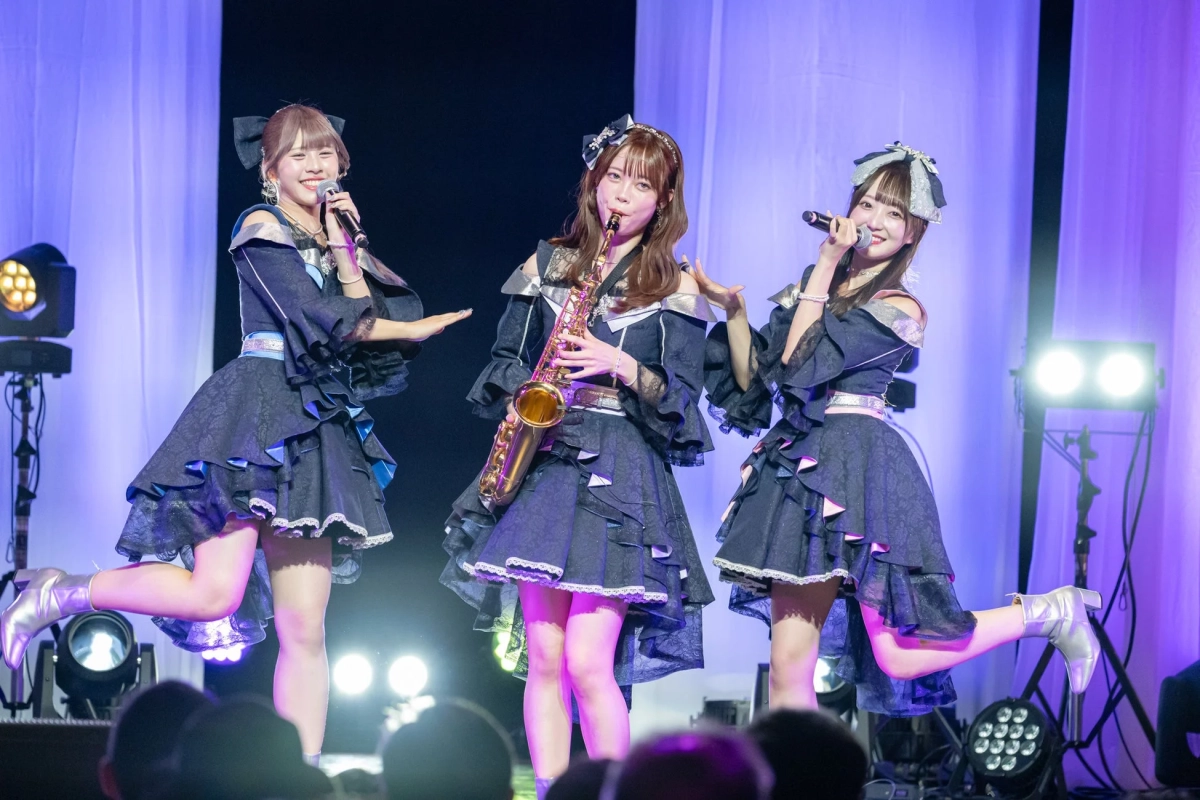 サックスを演奏するメンバー