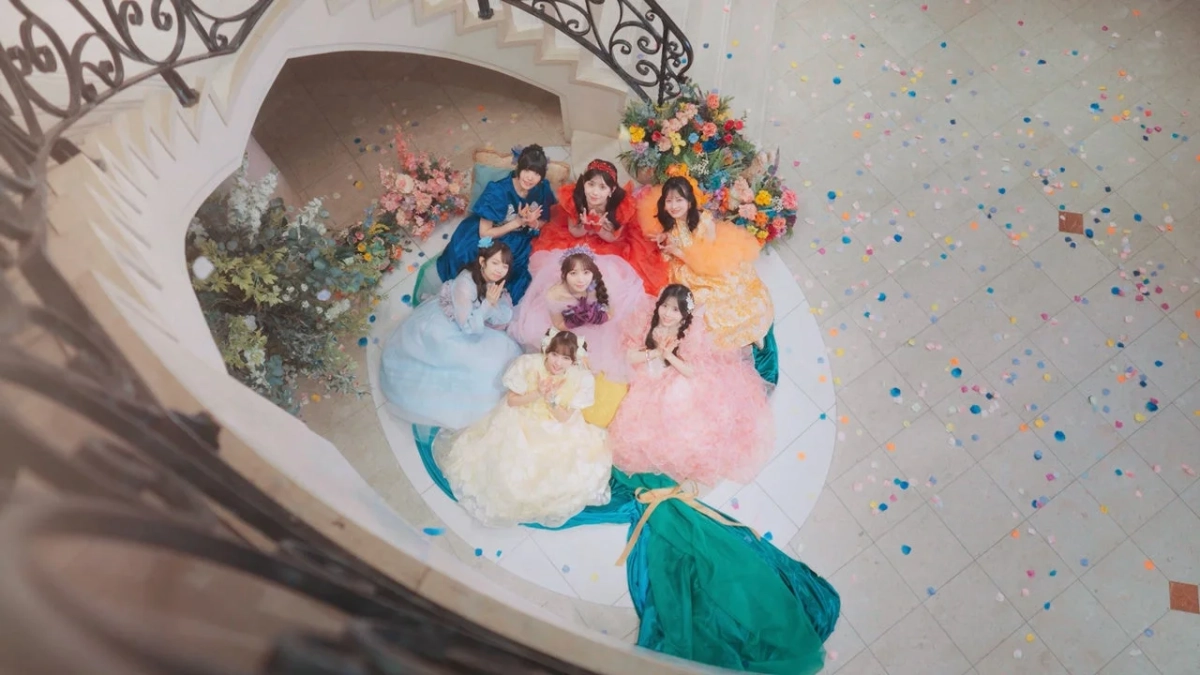 豪華な螺旋階段で座る女性アイドルグループ