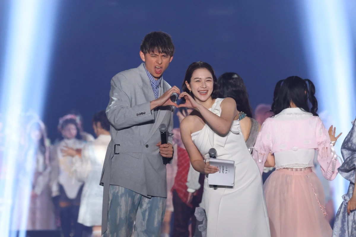 グランドフィナーレのMCとアイドルたち