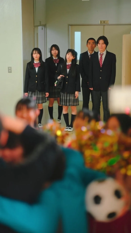 学校の廊下でイベントを見る学生たち