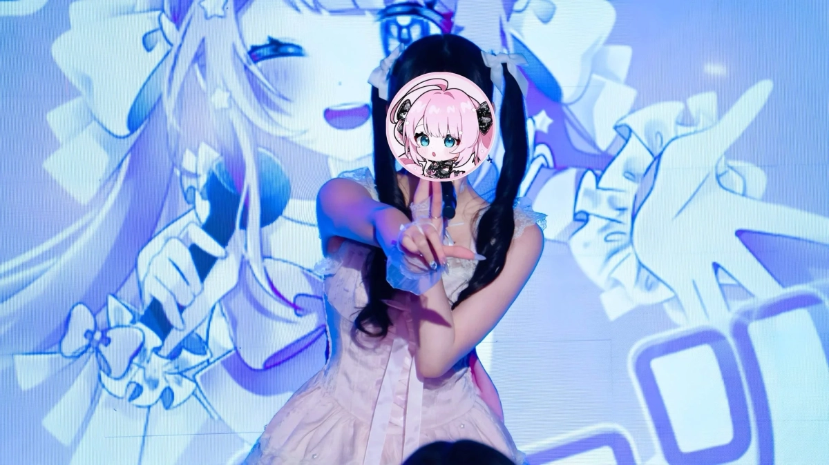 ステージ上でパフォーマンスをするツインテールの女性