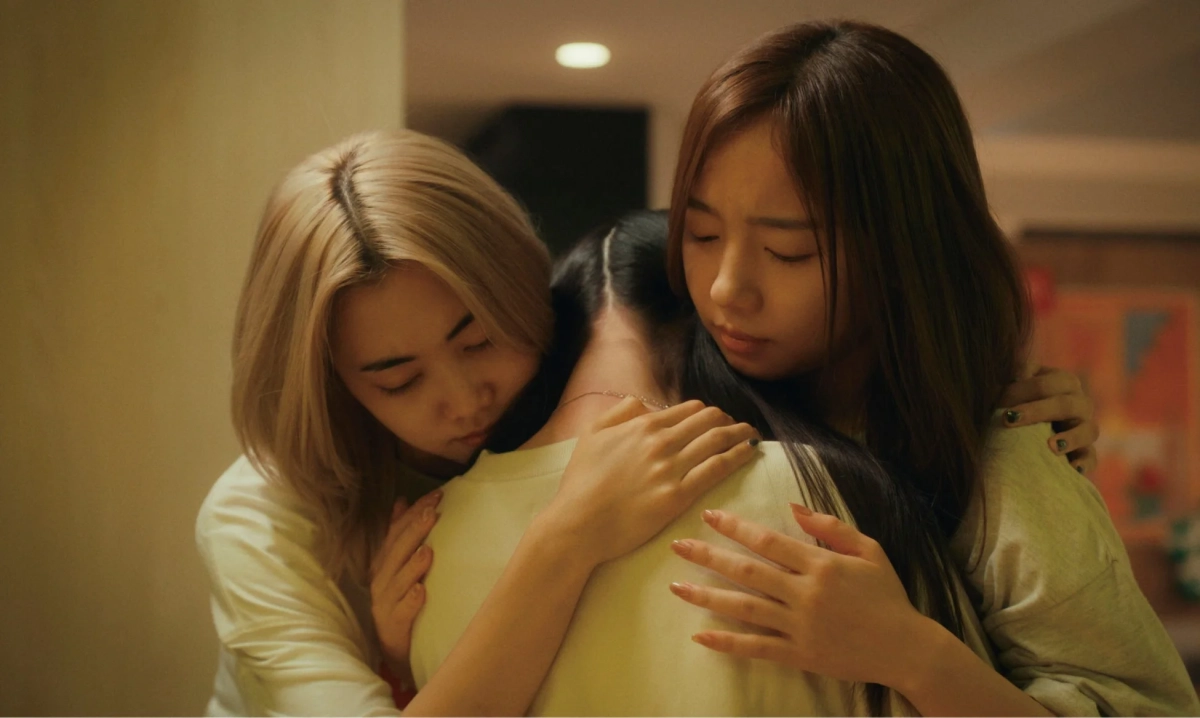 抱き合う3人の女性