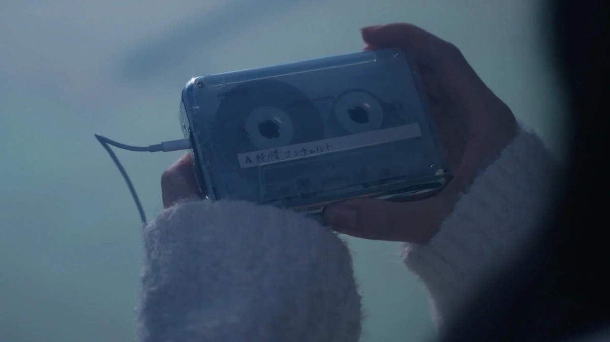 カセットテープを再生する手元