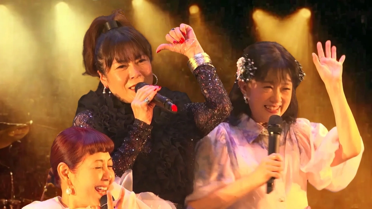 マイクを持って歌唱するID85のメンバー