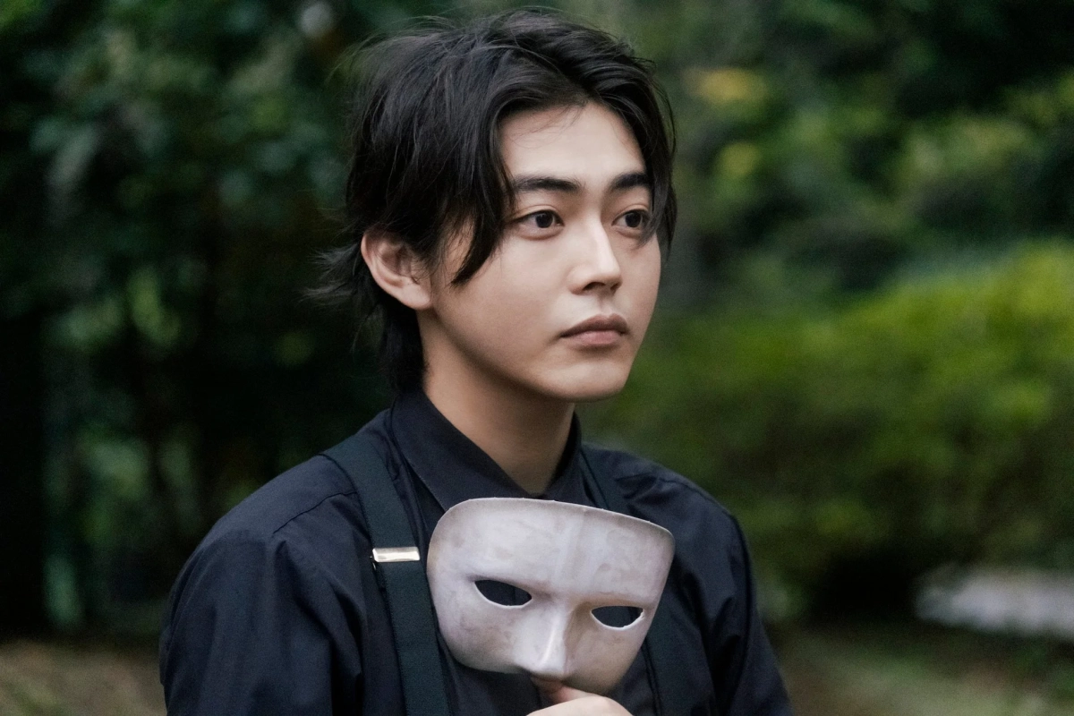 白い仮面を持つ男性