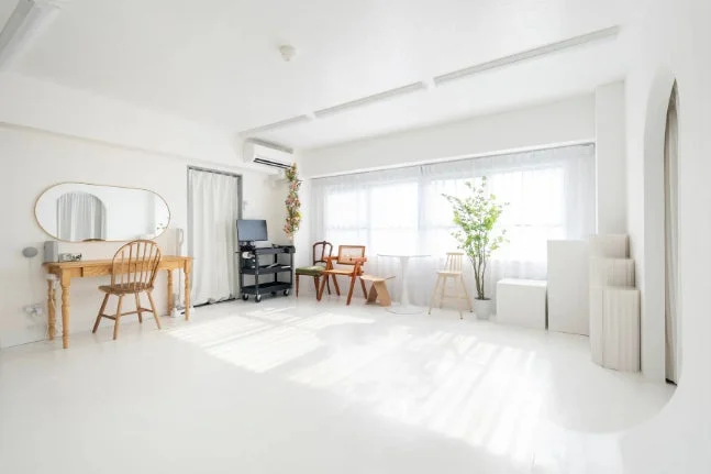 白を基調とした明るいスタジオ空間