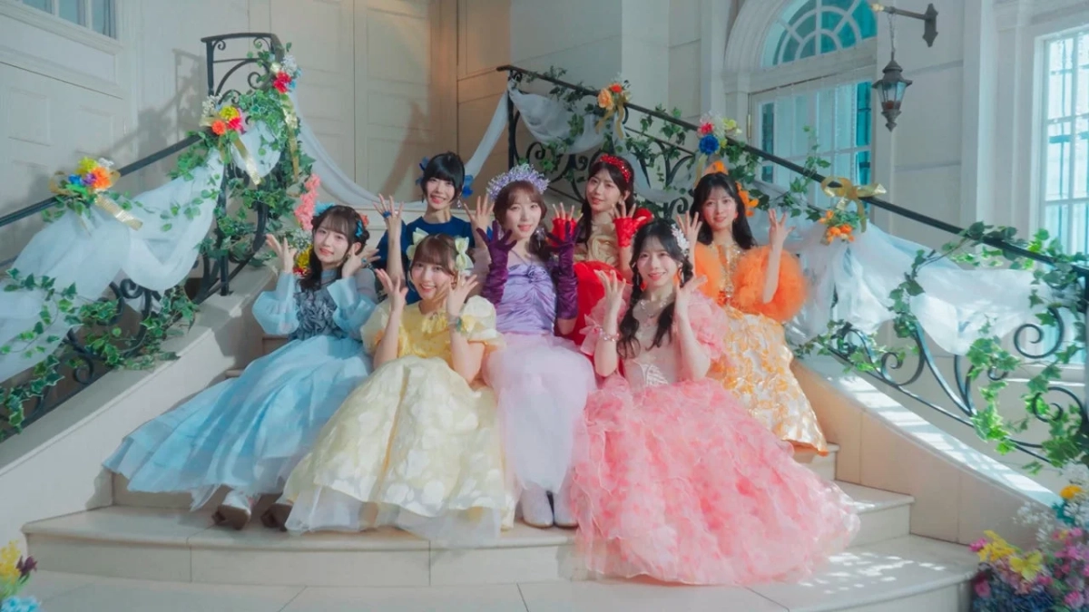 花と緑で飾られた階段に座る8人の女性