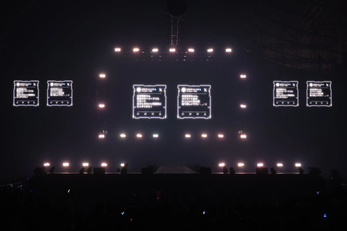 スクリーンにメッセージが表示されている様子