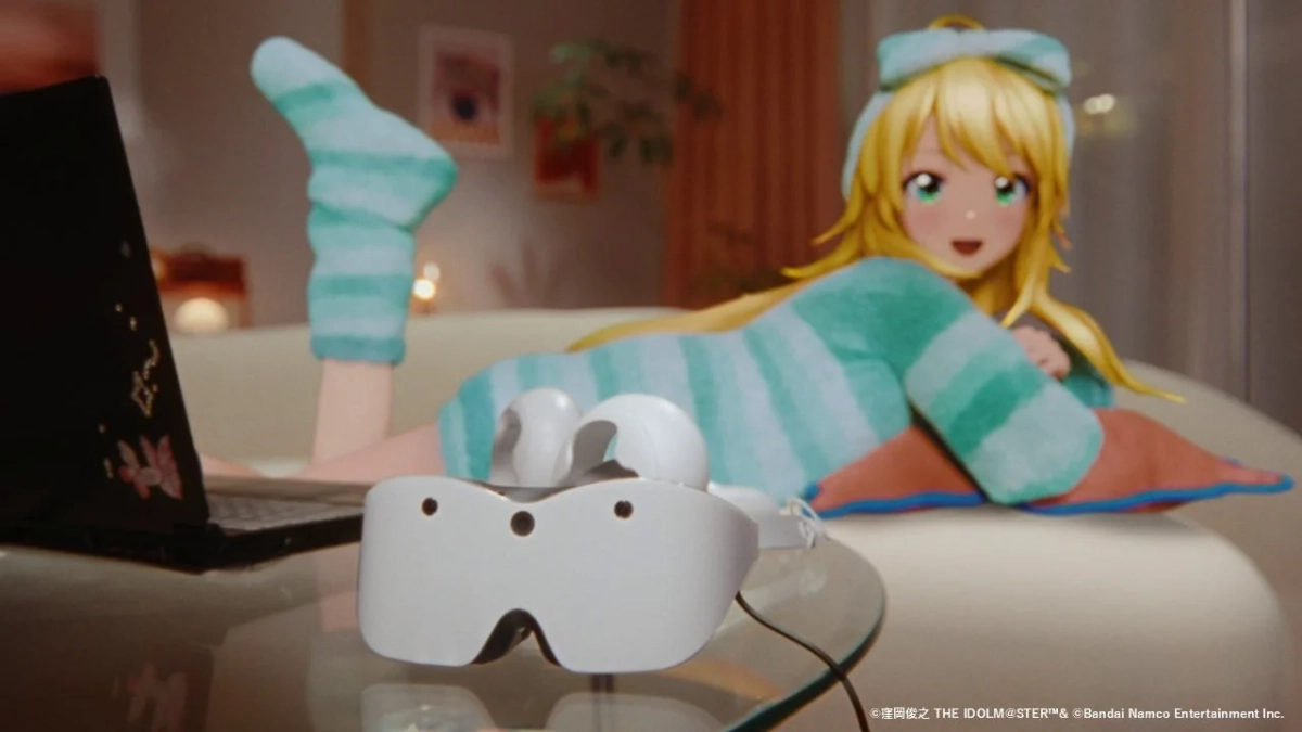 ソファでVRヘッドセットを準備する星井美希